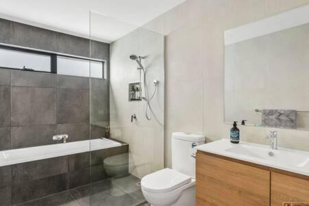 Mountain View Villa-close To Shops-10min To CBD - New Castle Holiday 1