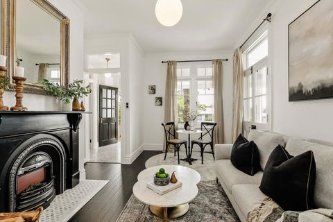 Narraweema Guesthouse - Historic Luxury BnB Retreat - New Castle Holiday 0