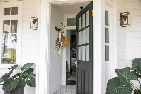 Narraweema Guesthouse - Historic Luxury BnB Retreat - New Castle Holiday 2