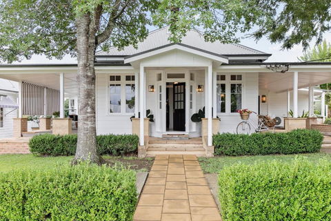 Narraweema Guesthouse - Historic Luxury BnB Retreat - New Castle Holiday 1