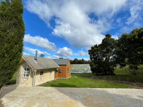 NEST- Luxury Vineyard Accommodation - New Castle Holiday 3