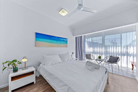 NEW! 2BR Whitsundays Oasis W/ Ocean Views - New Castle Holiday 1