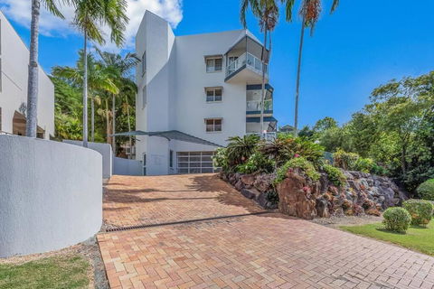 NEW! 2BR Whitsundays Oasis W/ Ocean Views - New Castle Holiday 3