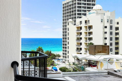 NEW Stunning Central Surfers Studio Apartment. - New Castle Holiday 1