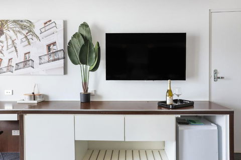 NEW Stunning Central Surfers Studio Apartment. - New Castle Holiday 3