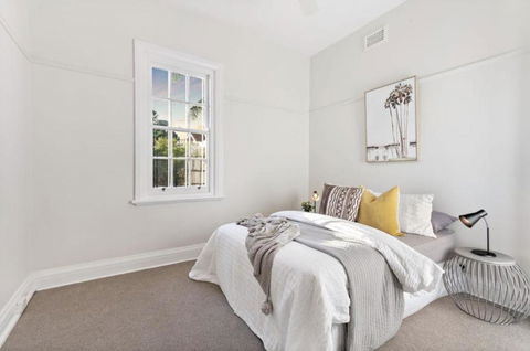 NEWLY RENOVATED LARGE 3.5 BDRM HOUSE! BEST OF MELB - New Castle Holiday 3