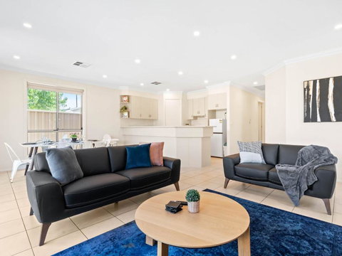 No Stairs, Big House, Garage Richmond Residence 2 - New Castle Holiday 2