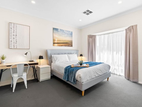 No Stairs, Big House, Garage Richmond Residence 2 - New Castle Holiday 0