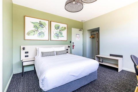 Nightcap At Commercial Hotel - New Castle Holiday 2