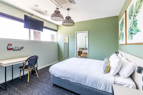 Nightcap At Commercial Hotel - New Castle Holiday 3