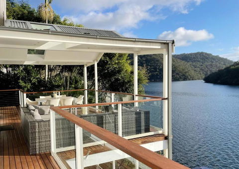 NINE At Berowra Waters, Luxury Waterfront With Hot Tub - New Castle Holiday 0