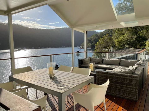 NINE At Berowra Waters, Luxury Waterfront With Hot Tub - New Castle Holiday 1