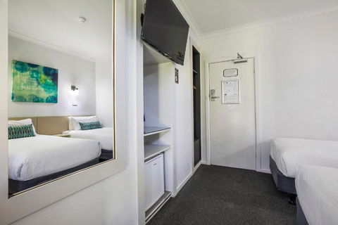 Nightcap At Skyways Hotel - New Castle Holiday 3