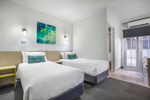 Nightcap At Skyways Hotel - New Castle Holiday 1