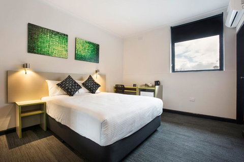 Nightcap At St Albans Hotel - New Castle Holiday 1