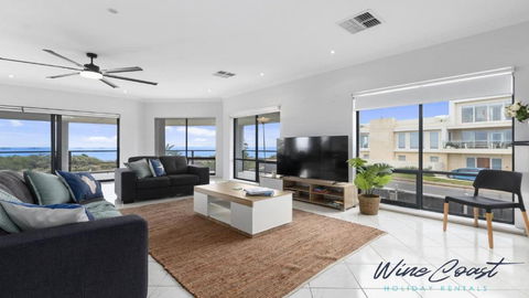 Ocean Views And Vineyards By Wine Coast Holiday Rentals - New Castle Holiday 3
