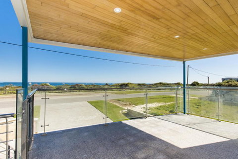 Oceans Waves - Luxury Apartment With Ocean Views - New Castle Holiday 2