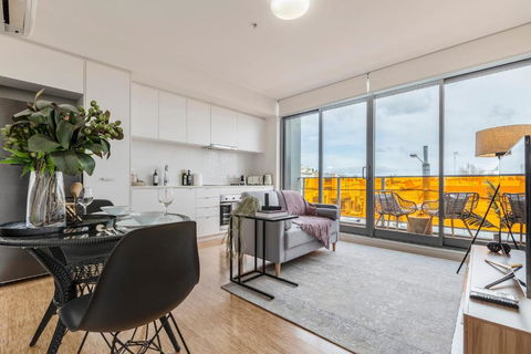 Opposite Union Road Shopping Strip - New Castle Holiday 0