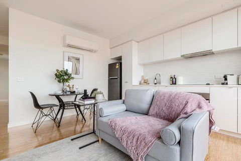 Opposite Union Road Shopping Strip - New Castle Holiday 2