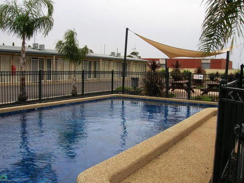 Overlander Hotel Motel - New Castle Holiday 3