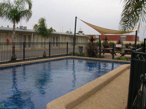 Overlander Hotel Motel - New Castle Holiday 0