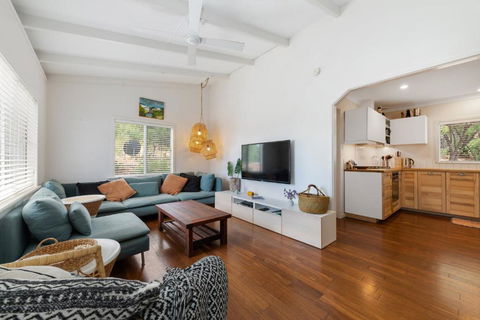 Peaceful And Renovated Original Beach House With Sweeping Views Of Gracetown - New Castle Holiday 3