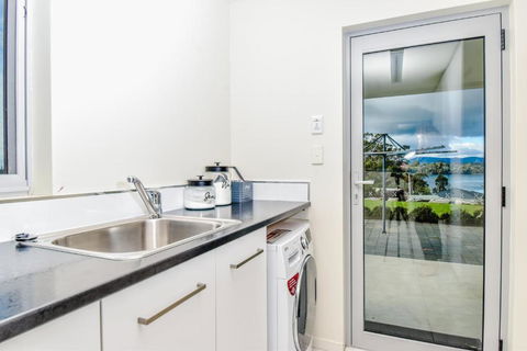 Paradise Point - Entire Home In Clarence Point, Tasmania Australia, 10 Guests 7 Bedrooms 7 Beds 3 Baths - New Castle Holiday 3