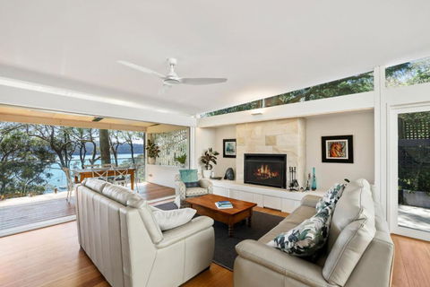 Paradise Villa - Pittwater Views - New Castle Holiday 3