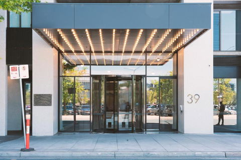 Patio Mt View 1BR Apt In CBD Near ANU And Museum With Free Parking And WiFi - New Castle Holiday 0