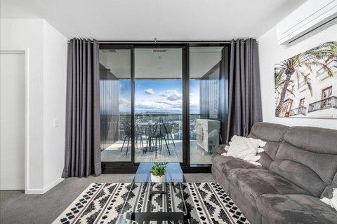 Penthouse Apartment In Belconnen - New Castle Holiday 3