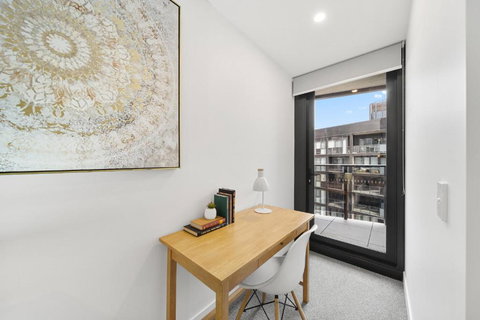 Phillip 2-Bed: Chic Interiors Amazing Amenities - New Castle Holiday 3