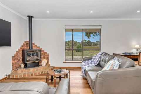 Picturesque Vineyard Farmhouse Nestled On 40-Acres - New Castle Holiday 1