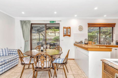 Picturesque Vineyard Farmhouse Nestled On 40-Acres - New Castle Holiday 3
