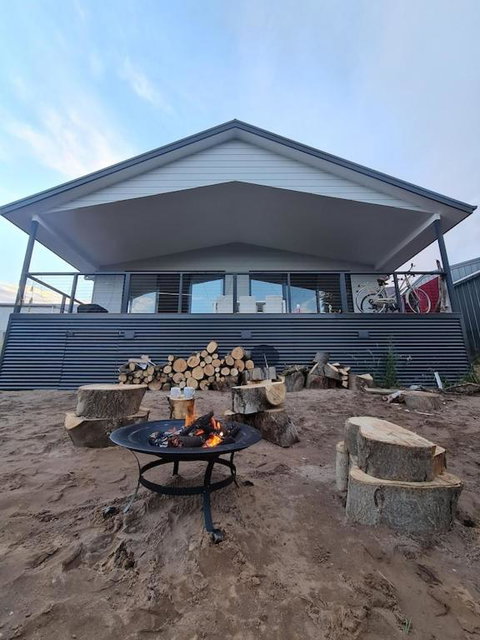 PIECE OF PARADISE, Huge 4 Bedroom Haven - New Castle Holiday 1