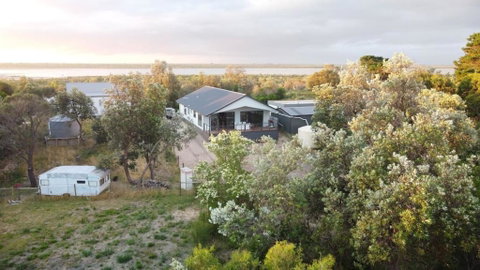 PIECE OF PARADISE, Huge 4 Bedroom Haven - New Castle Holiday 3