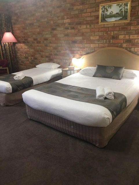 Pines Country Club Motor Inn - New Castle Holiday 0