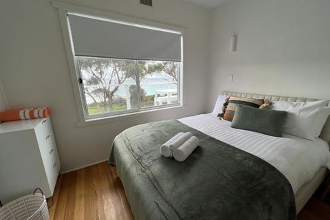 PIPI SHACK - Iconic Waterfront Shack Binalong Bay - New Castle Holiday 3
