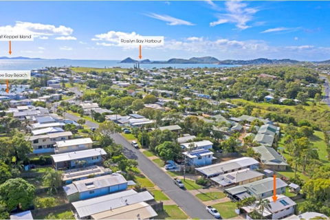 Poppies Cottage - Cooee Bay Beachside Retreat - New Castle Holiday 1