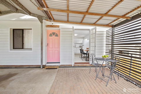 Poppies Cottage - Cooee Bay Beachside Retreat - New Castle Holiday 3