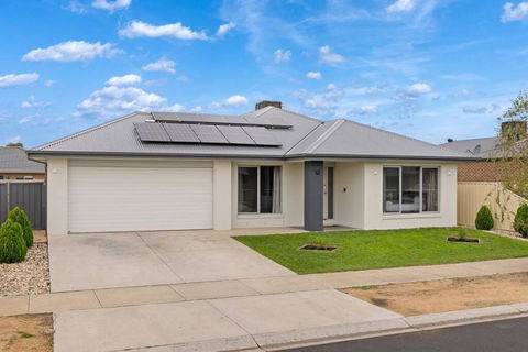 Popular Villa Shepparton - New Castle Holiday 0