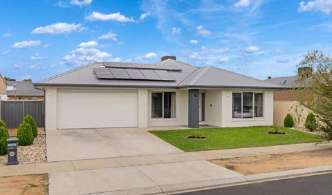 Popular Villa Shepparton - New Castle Holiday 1