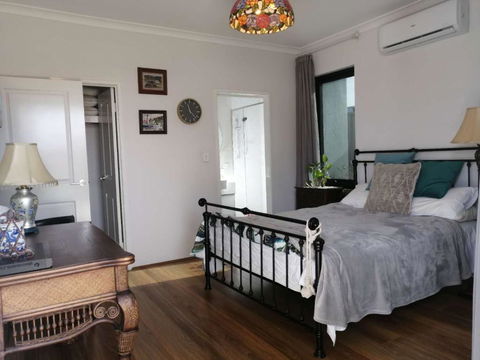Private & Cosy! Master Bedroom In Perth With Garden View - New Castle Holiday 2