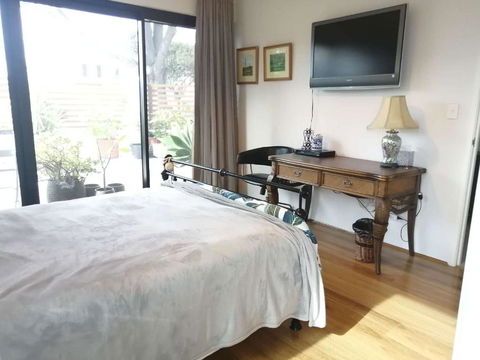 Private & Cosy! Master Bedroom In Perth With Garden View - New Castle Holiday 1