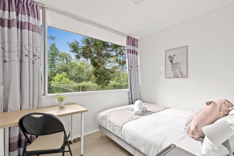 Quaint Queen Room - Central Location At Pymble - Shared Bathroom - New Castle Holiday 0