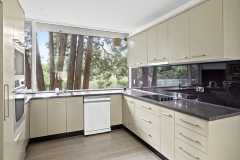 Quaint Queen Room - Central Location At Pymble - Shared Bathroom - New Castle Holiday 3
