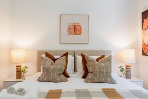 Prahran Timeless & Modern Haven, With Parking - New Castle Holiday 3