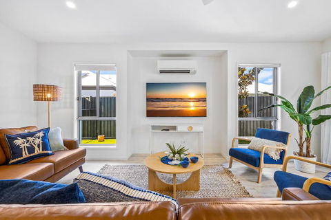 Premium 4-Bed Coastal Escape With BBQ And Pool - New Castle Holiday 2