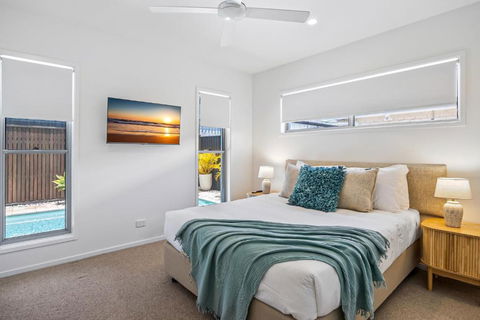 Premium 4-Bed Coastal Escape With BBQ And Pool - New Castle Holiday 3