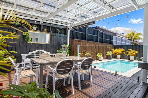 Premium 4-Bed Coastal Escape With BBQ And Pool - New Castle Holiday 0