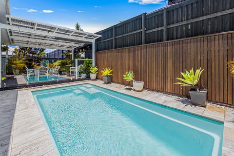 Premium 4-Bed Coastal Escape With BBQ And Pool - New Castle Holiday 1